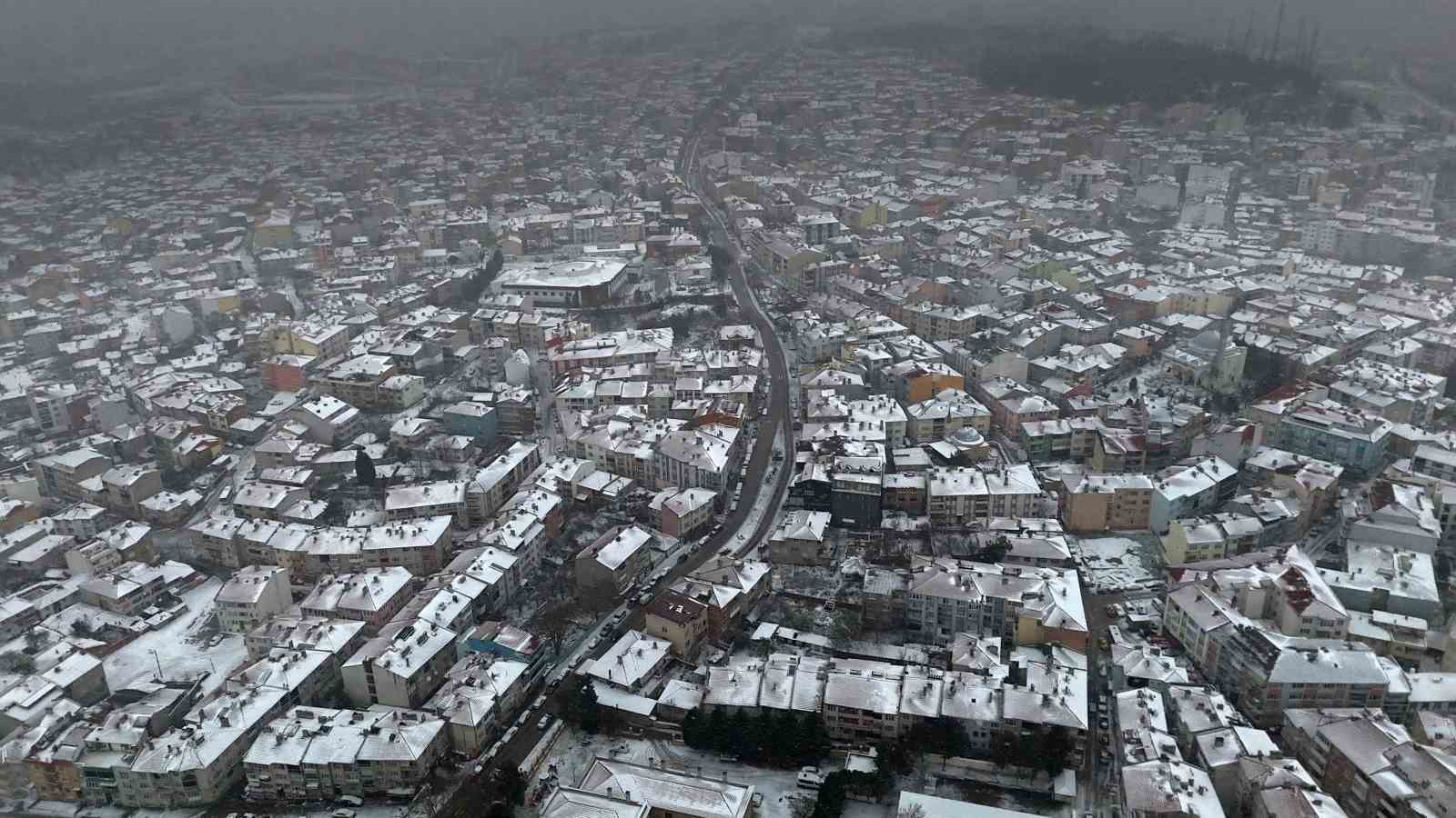 Balkanlardan gelen soğuk hava Edirne’yi beyaza bürüdü
