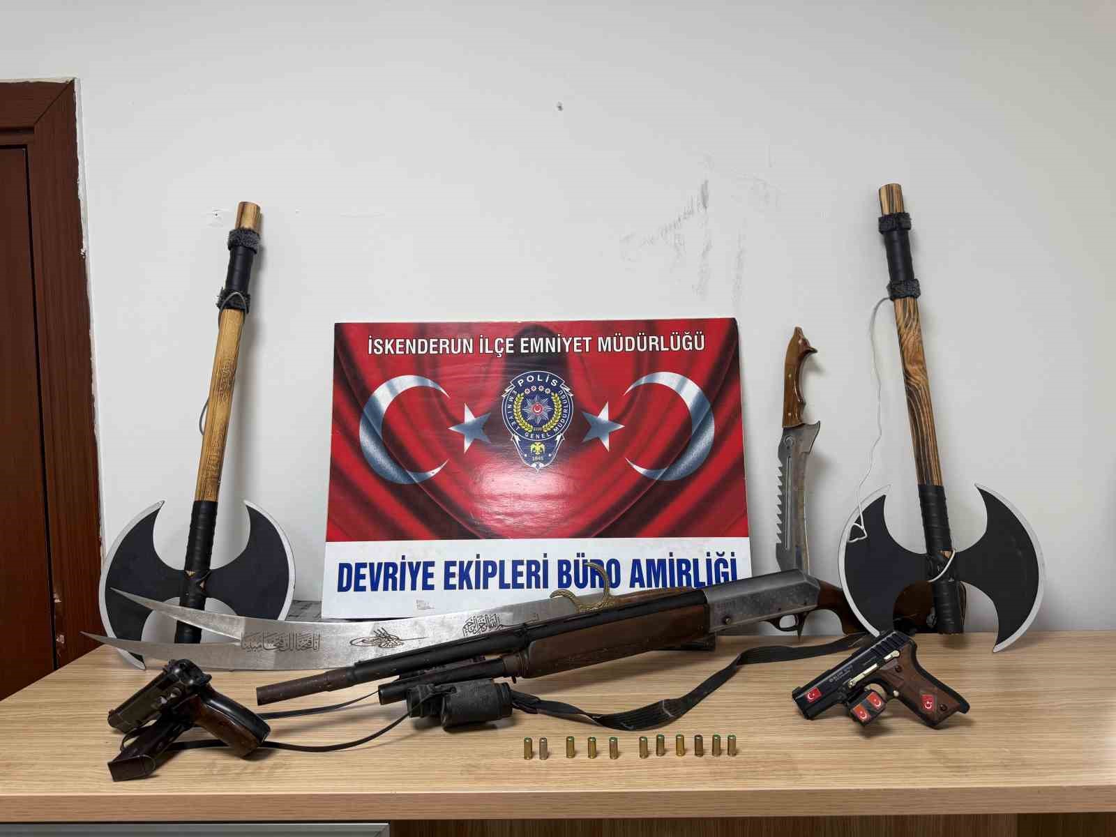 Balkonda silah, balta ve kılıç sergileyen şahıs hayrete düşürdü
