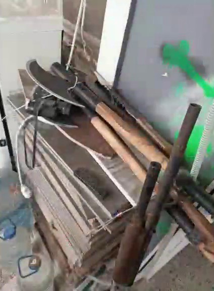 Balkonda silah, balta ve kılıç sergileyen şahıs hayrete düşürdü
