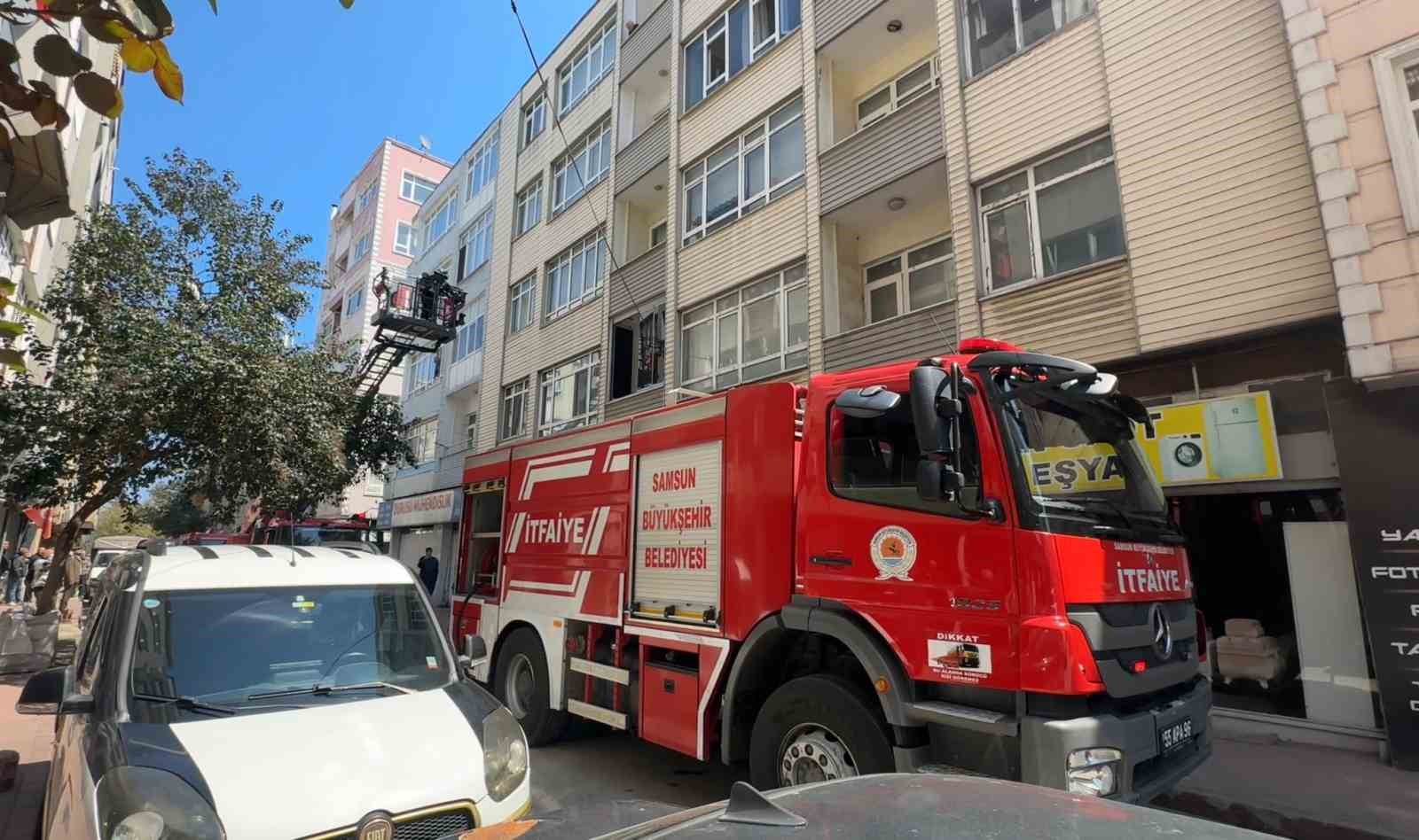 Balkonda yanan kitaplar paniğe neden oldu
