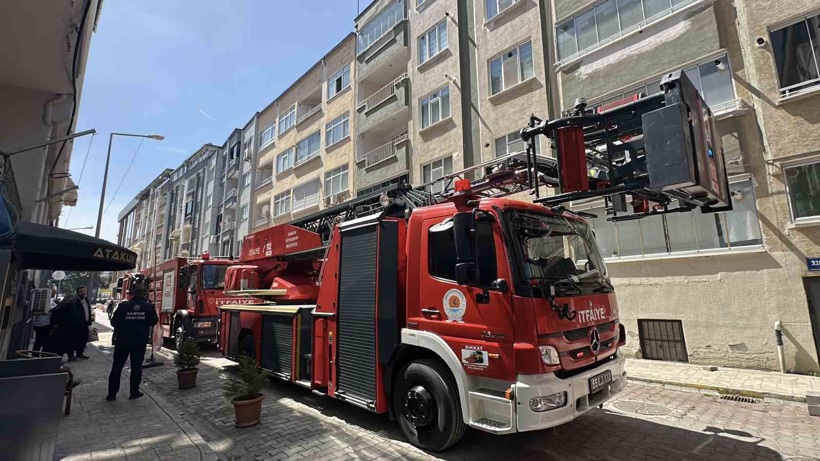 Balkonda yanan koltuk paniğe yol açtı

