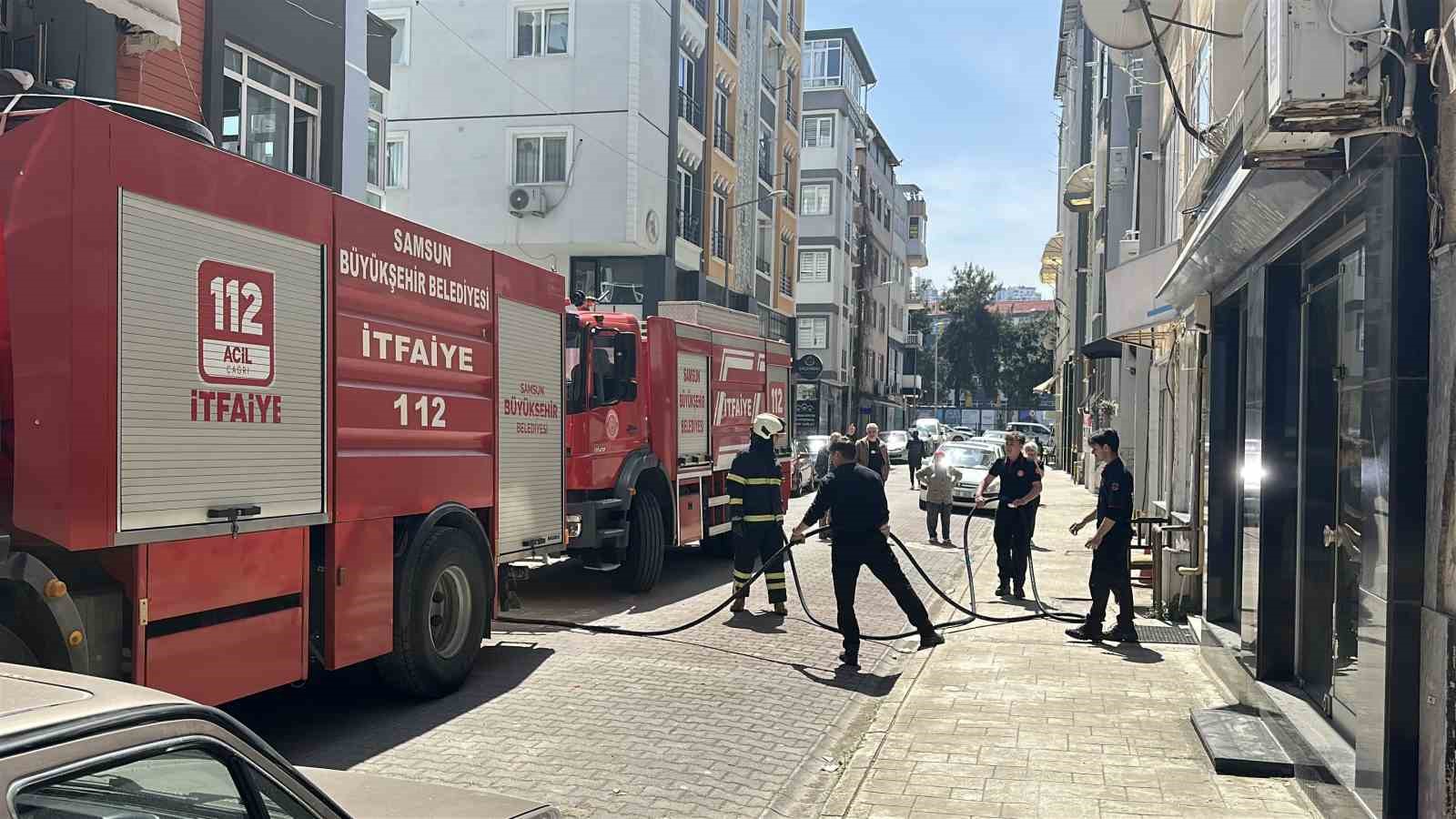 Balkonda yanan koltuk paniğe yol açtı
