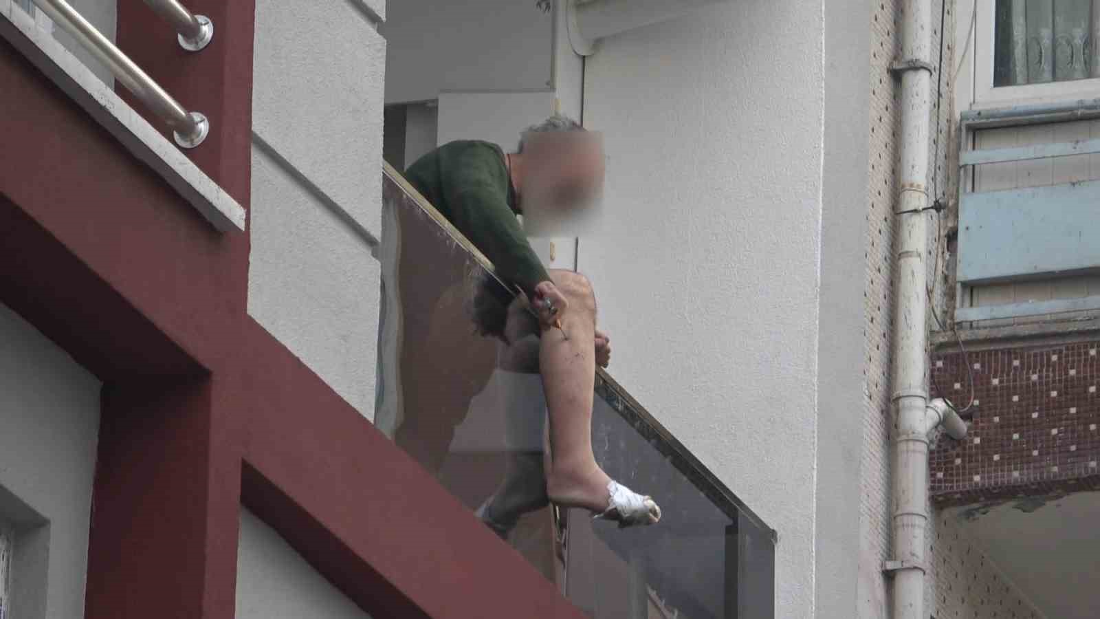 Balkondaki bıçaklı kriz özel harekat operasyonuyla son buldu
