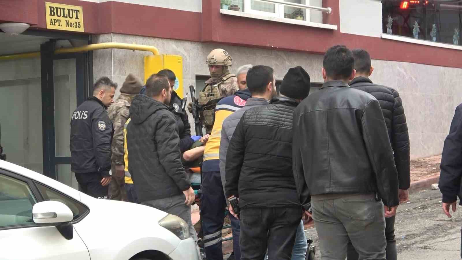 Balkondaki bıçaklı kriz özel harekat operasyonuyla son buldu
