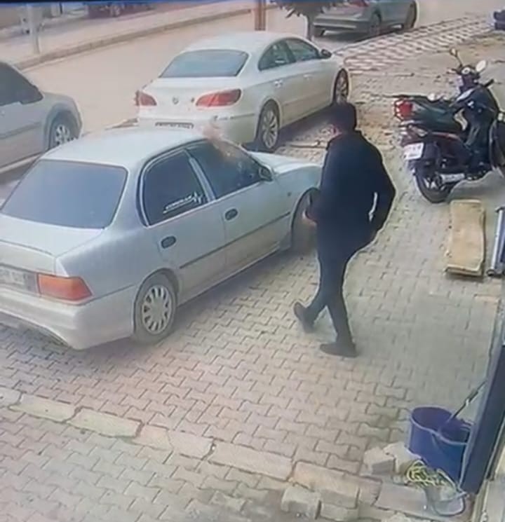 Balkondan düşen saksı az kalsın faciaya neden olacaktı
