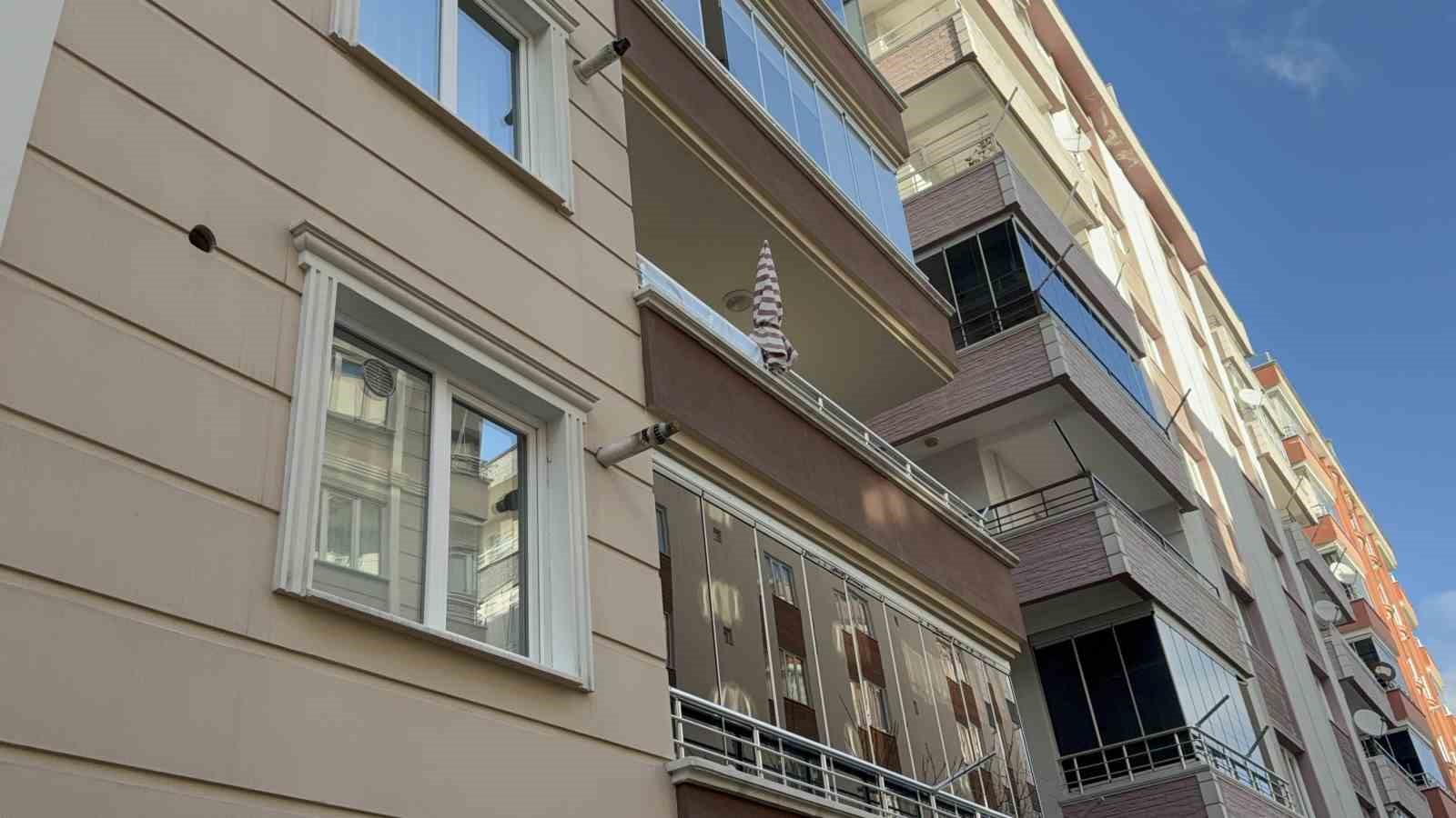 Balkondan düşen yaşlı kadın hayatını kaybetti
