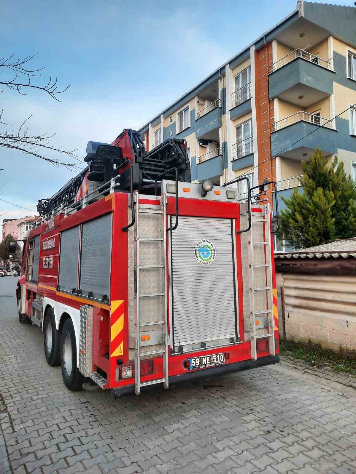 Balkondan uzanan yardım eli minik canı kurtardı
