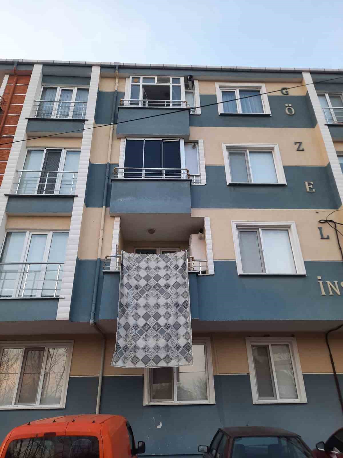 Balkondan uzanan yardım eli minik canı kurtardı
