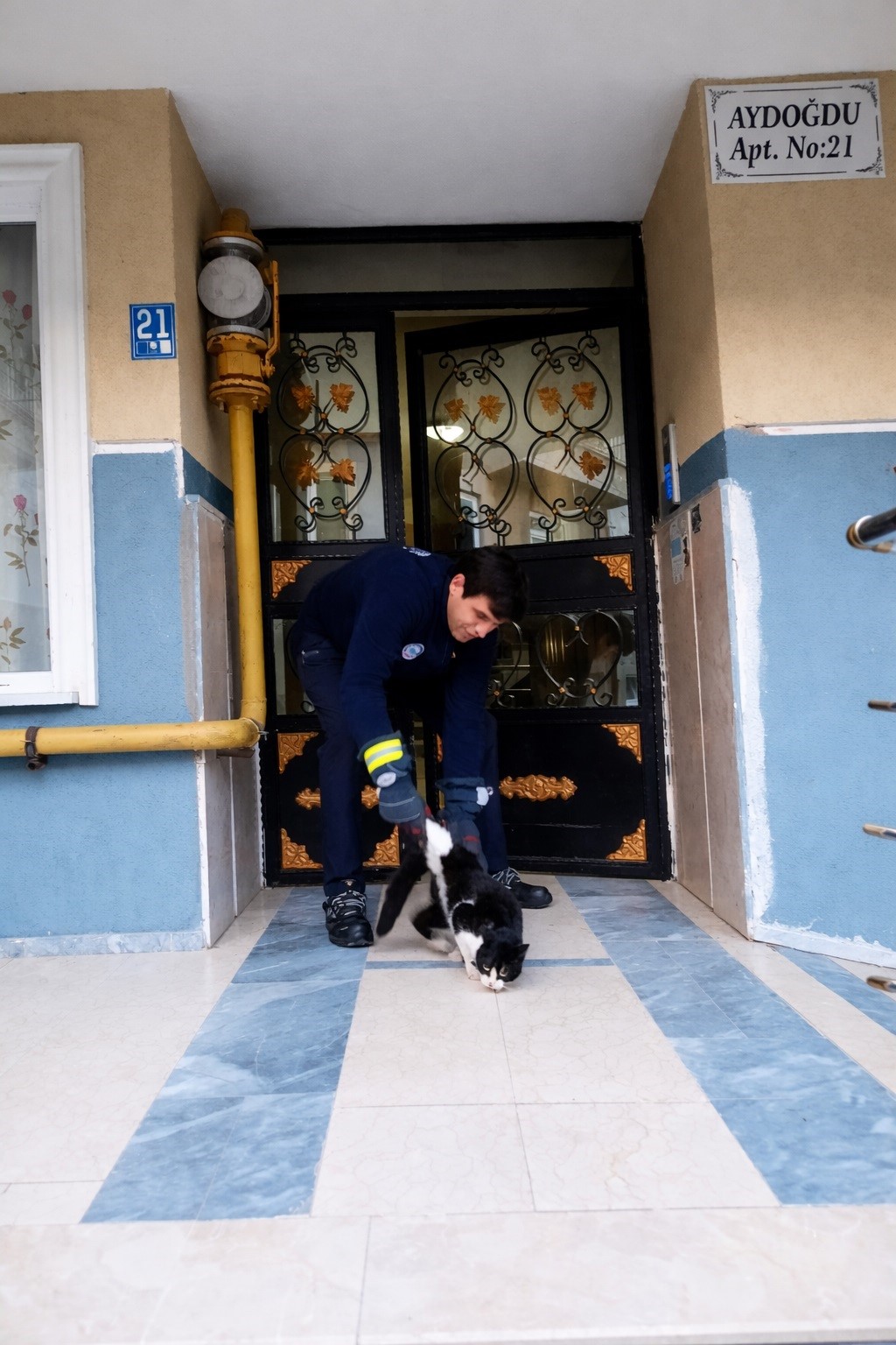 Balkondan uzanan yardım eli minik canı kurtardı
