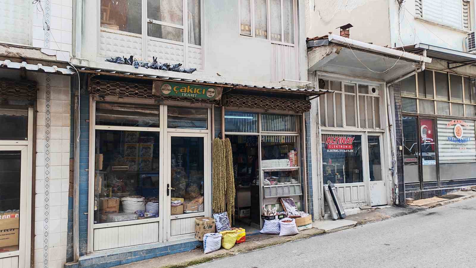 Balkonunu kuşlara sofra yaptı: Demircili esnaftan örnek davranış
