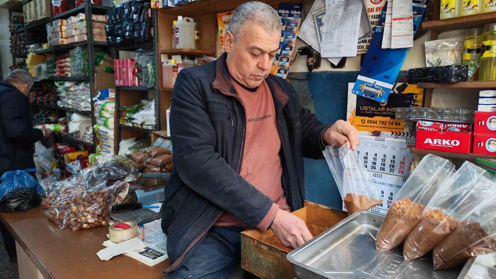 Balkonunu kuşlara sofra yaptı: Demircili esnaftan örnek davranış
