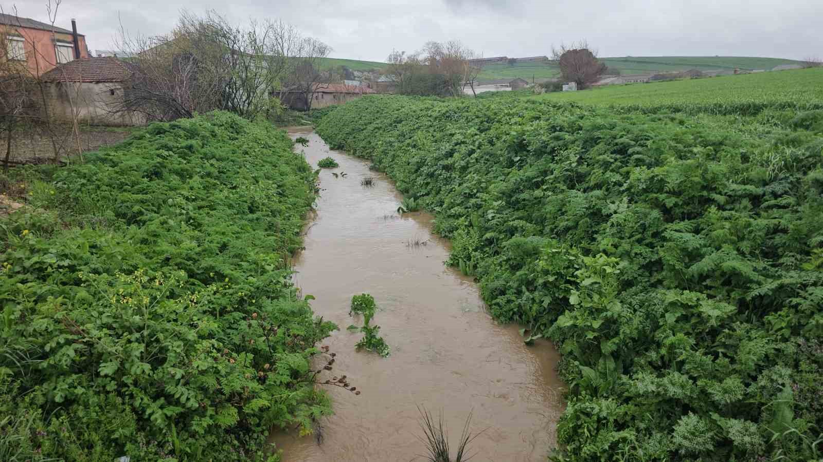 Bandırma kırsalında kuvvetli yağış hayatı olumsuz etkiledi

