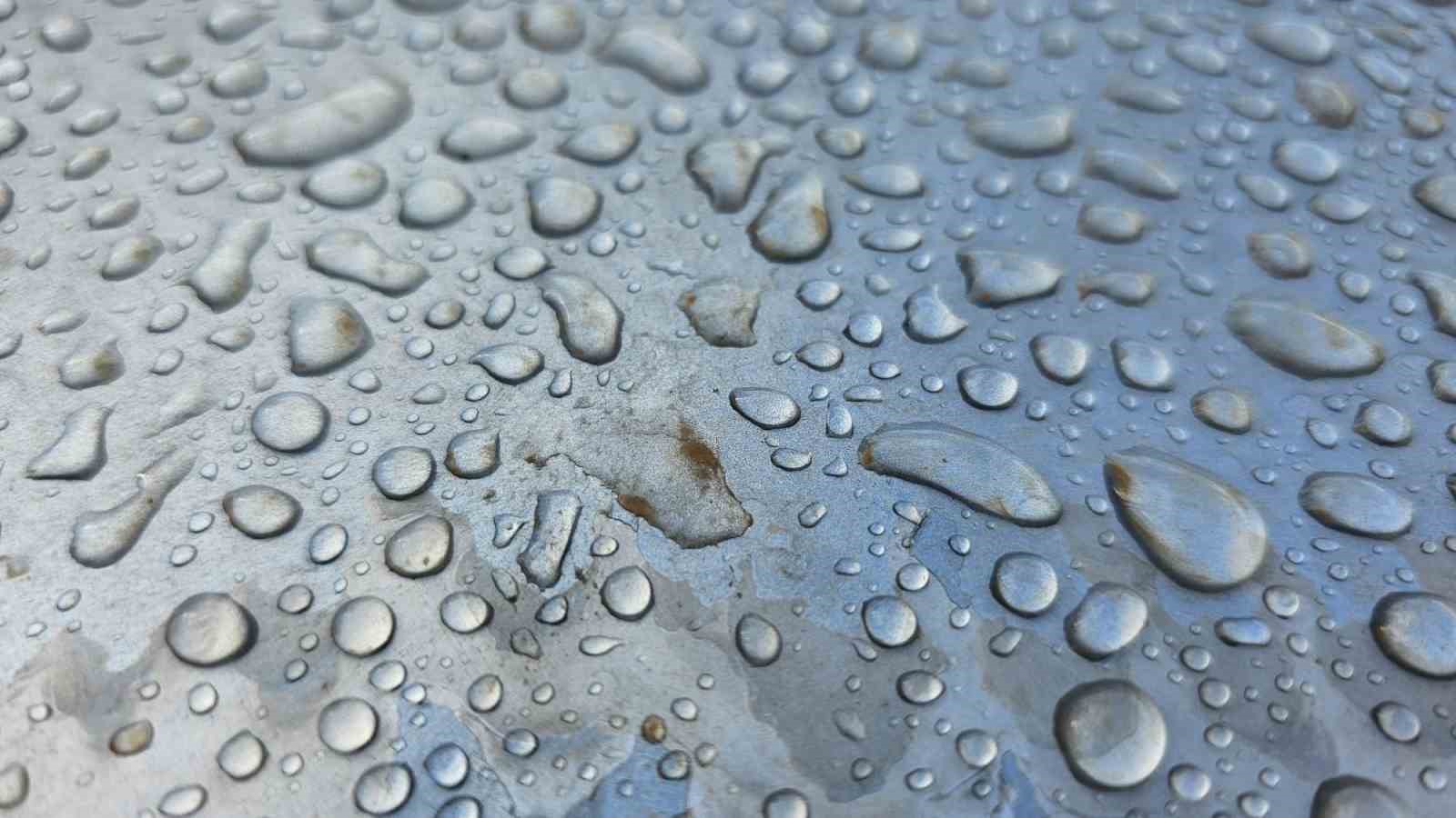 Bandırma’da çöl tozu yağmuru, araçlar çamur tabakasıyla kaplandı
