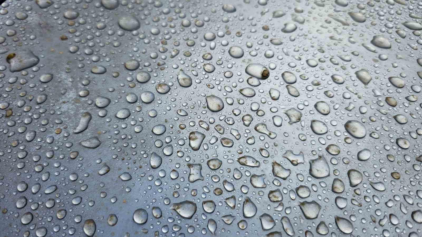 Bandırma’da çöl tozu yağmuru, araçlar çamur tabakasıyla kaplandı
