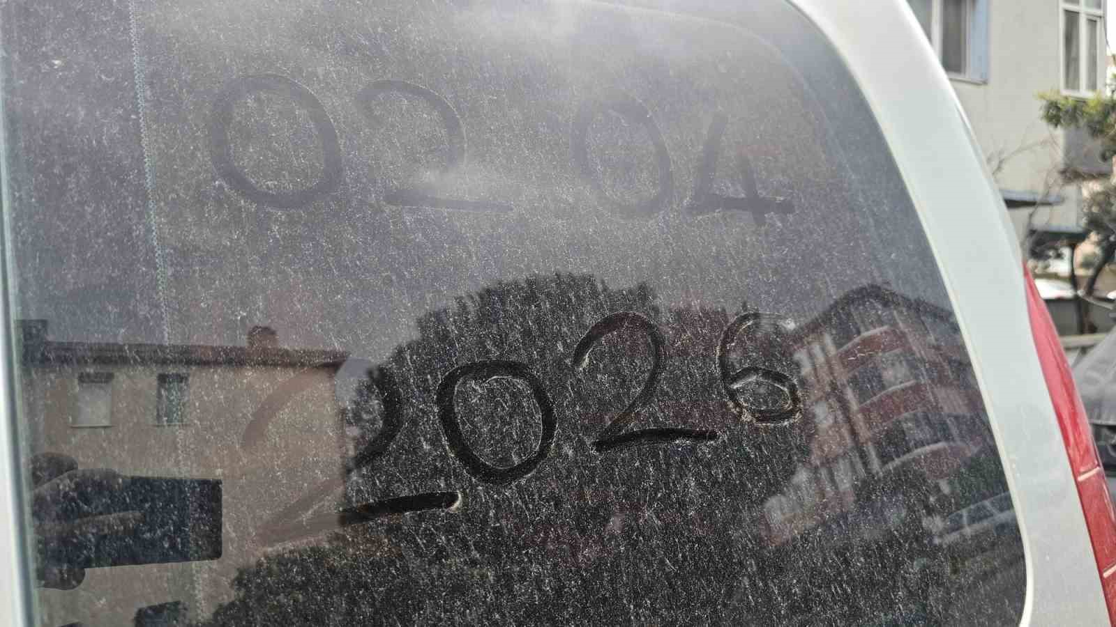 Bandırma’da çöl tozu yağmuru, araçlar çamur tabakasıyla kaplandı
