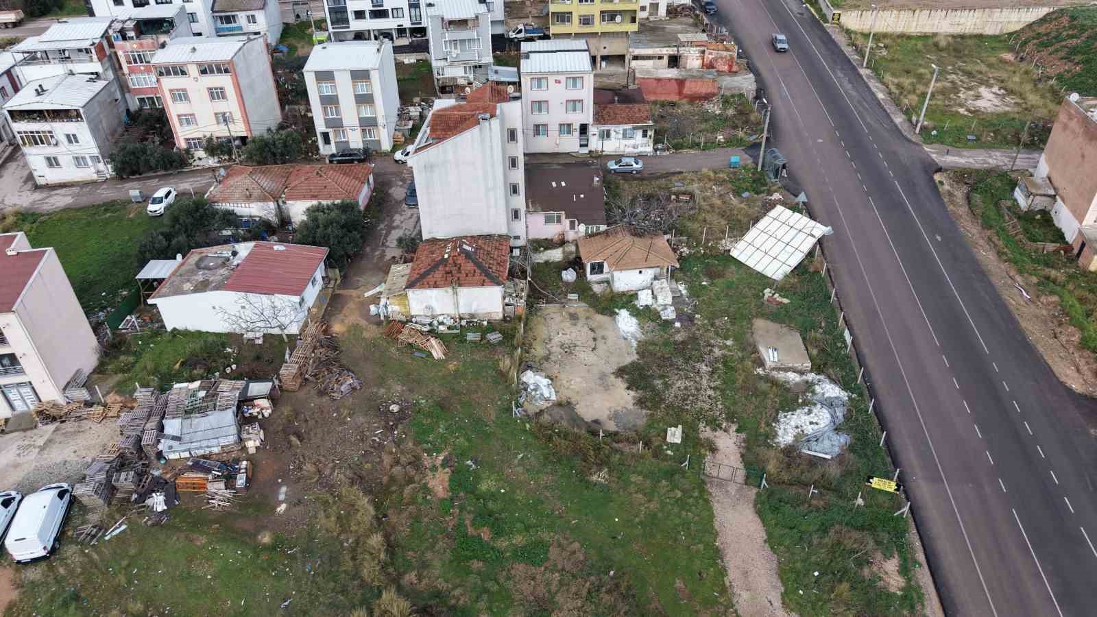 Bandırma’da fırtına, müstakil evin çatısını 60 metre uçurdu
