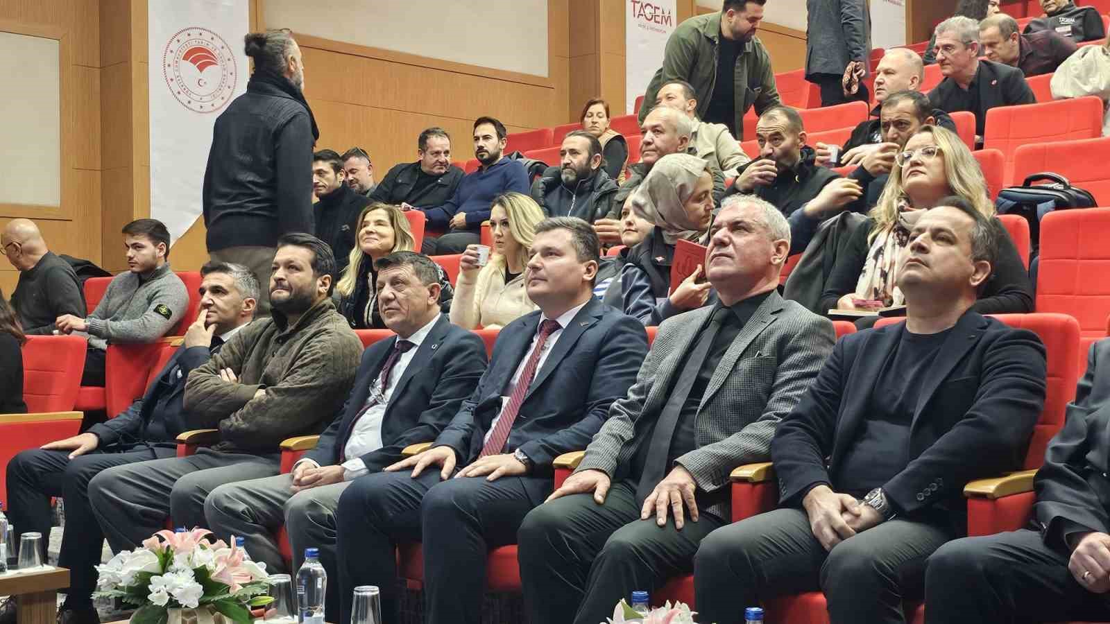 Bandırma’da midye yetiştiriciliği sektörü masaya yatırıldı
Bandırma’da midye yetiştiriciliği sektörü masaya yatırıldı