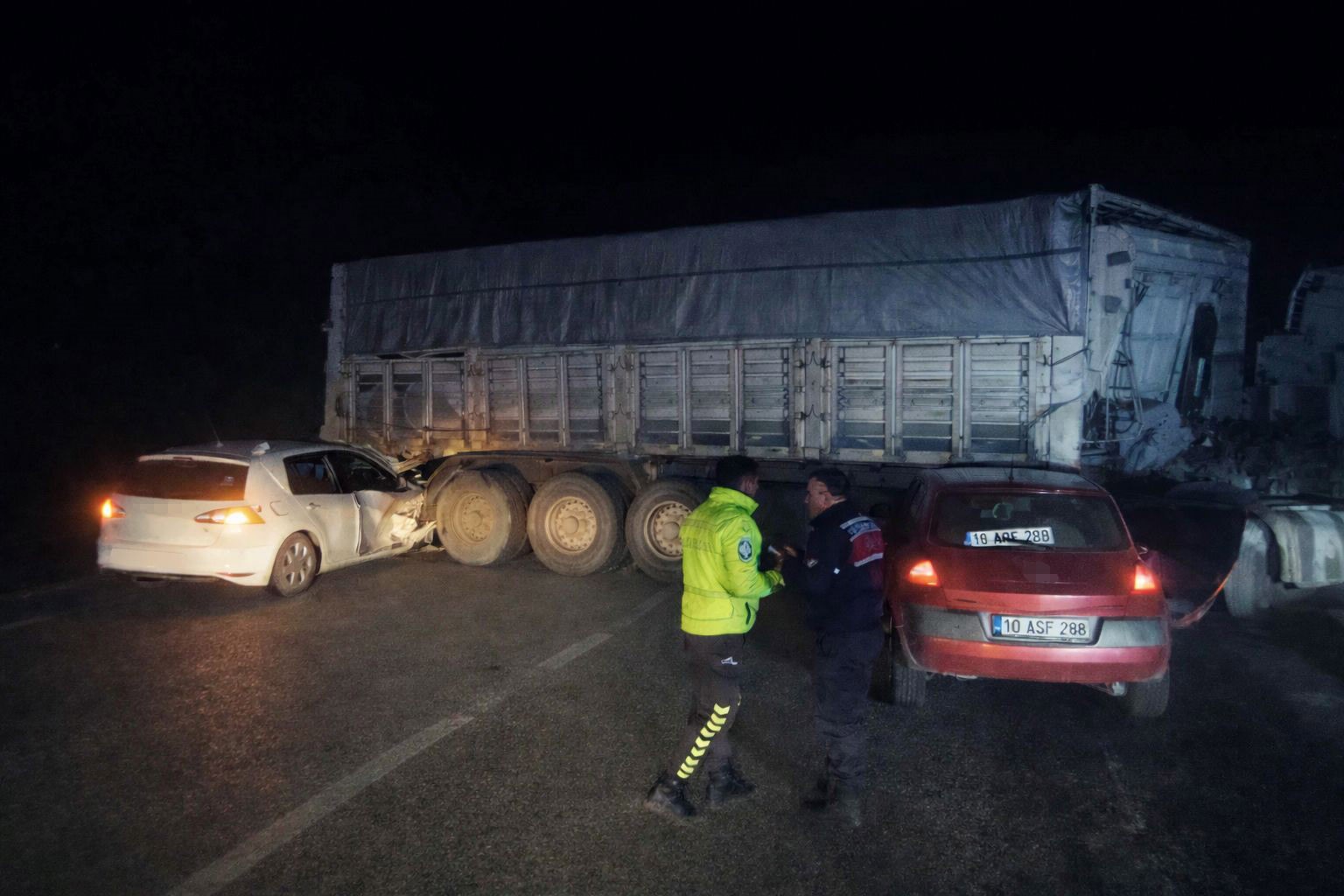 Bandırma’da otomobiller sisli yolda tır dorsesine çarptı: 8 yaralı
Bandırma’da otomobiller sisli yolda tır dorsesine çarptı: 8 yaralı