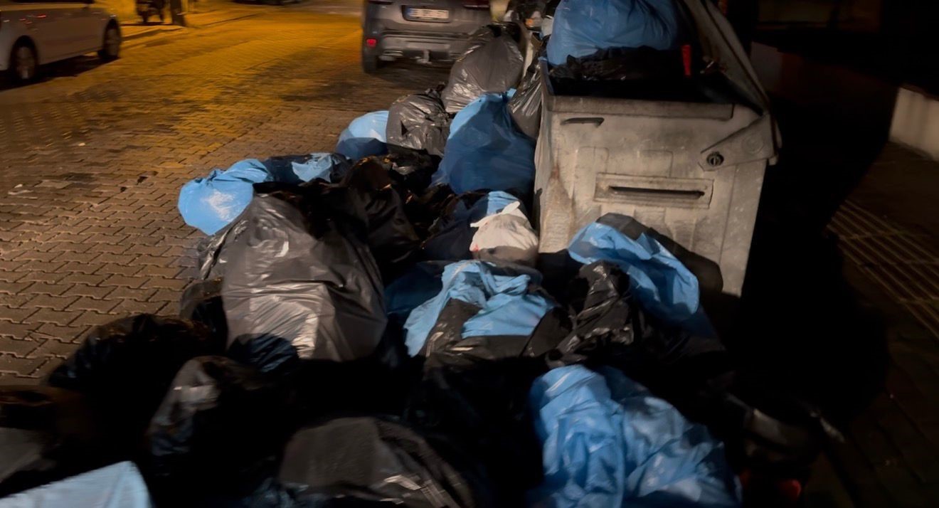 Bandırma’da sağlık kuruluşunun yanında skandal manzara
