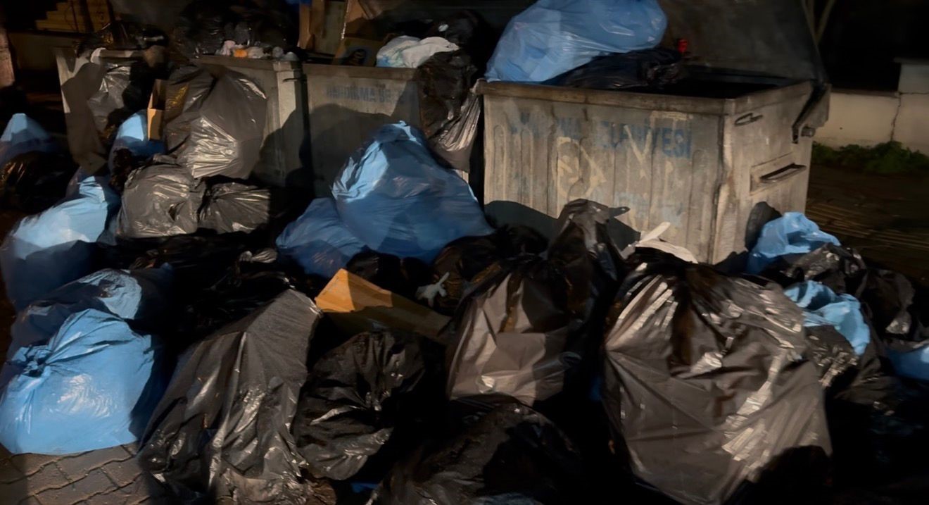 Bandırma’da sağlık kuruluşunun yanında skandal manzara
