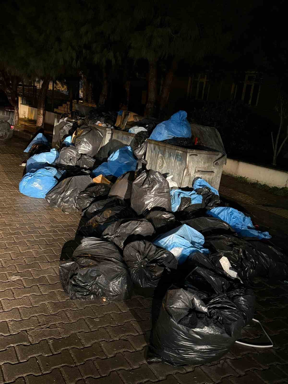 Bandırma’da sağlık kuruluşunun yanında skandal manzara
