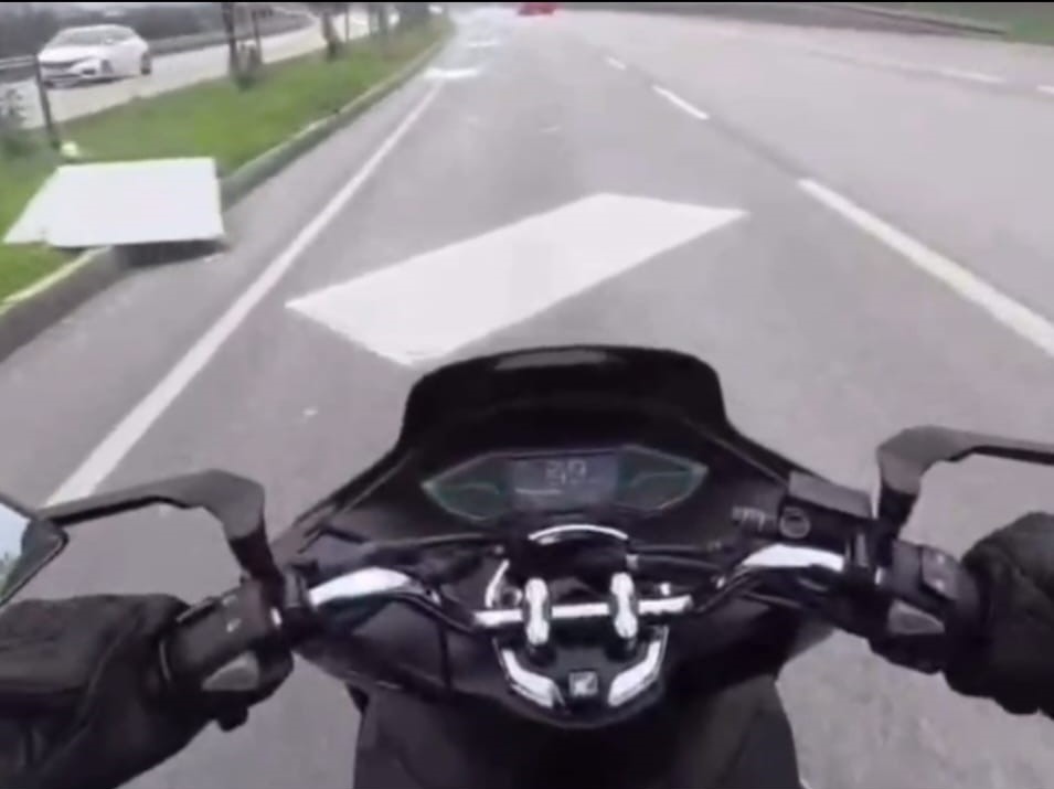 Bandırma’da seyir halindeki kamyonetten alçıpanlar yola savruldu
