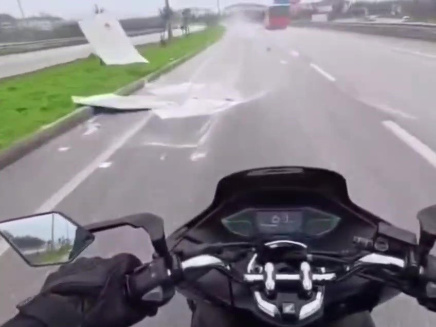 Bandırma’da seyir halindeki kamyonetten alçıpanlar yola savruldu
