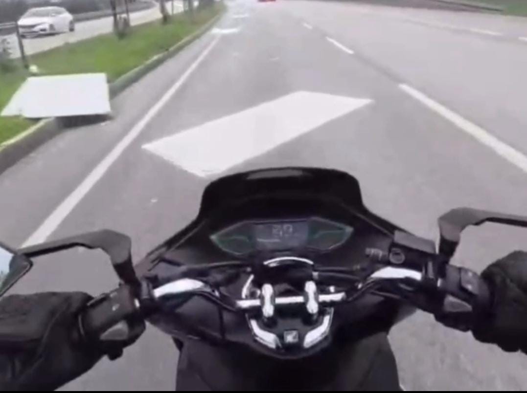 Bandırma’da seyir halindeki kamyonetten alçıpanlar yola savruldu
