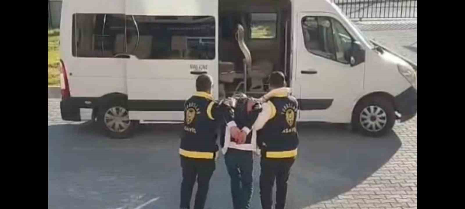 Banka şubesinde satırla gasp girişimi: Maskeli şüpheli kısa sürede yakalandı
