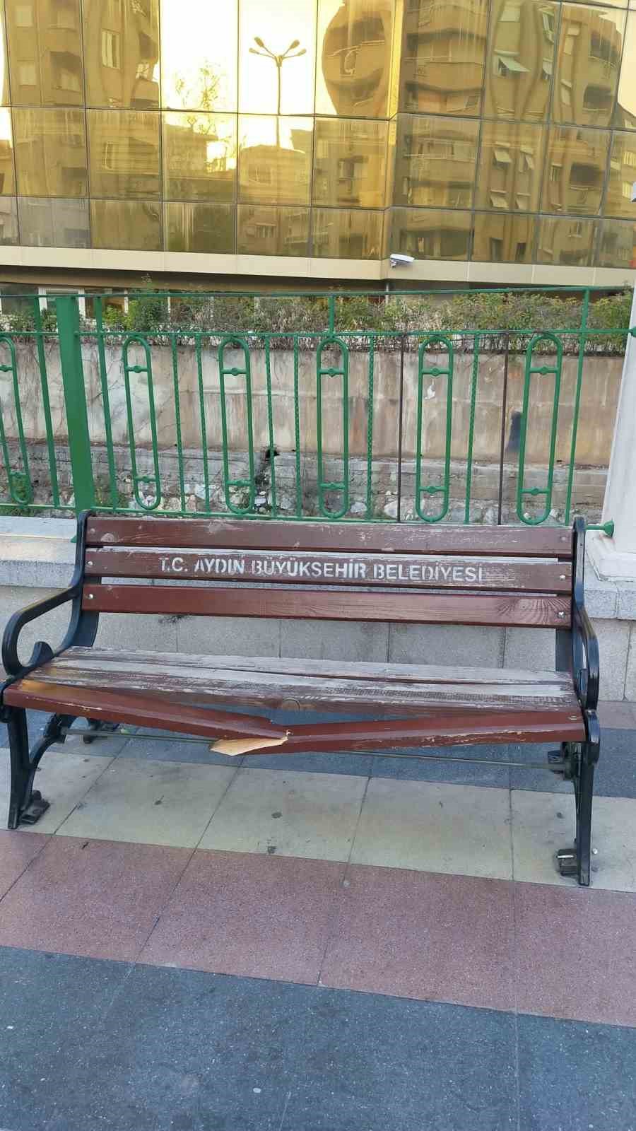 Banklar ve sokaklar duyarsız vatandaşların hedefi oldu
