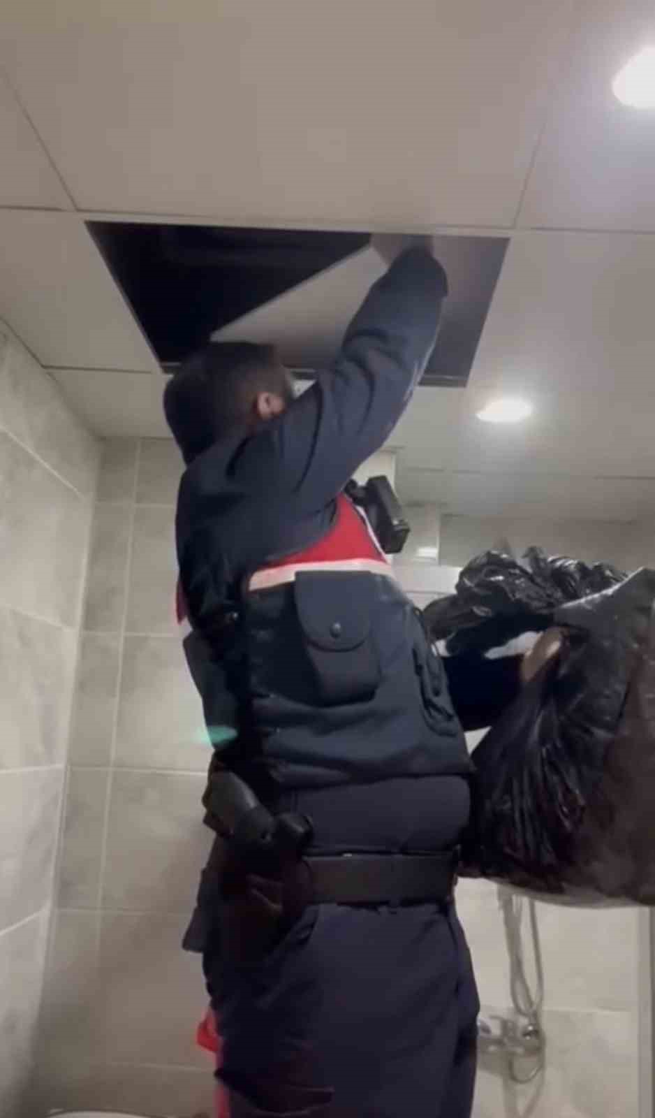 Banyoda tavan arasına gizlenen 7 bin uyuşturucu hap ele geçti
