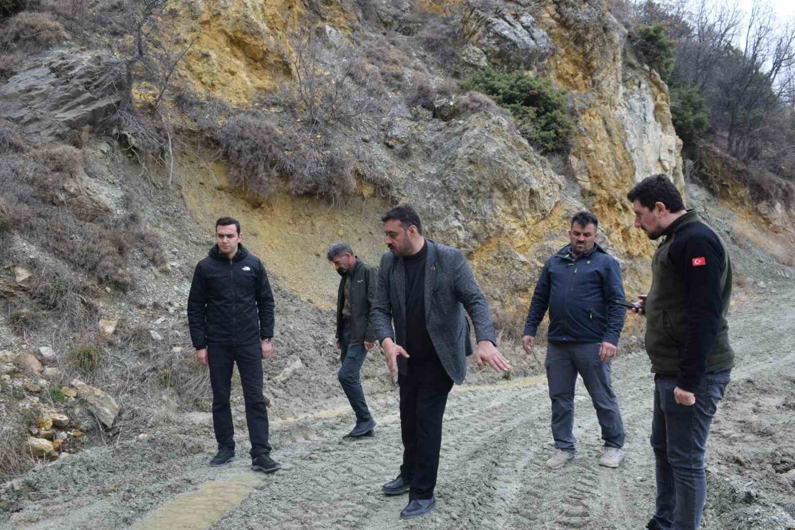 Baraj gölünde artan su seviyesi orman ve arazi yollarında heyelana neden oldu
