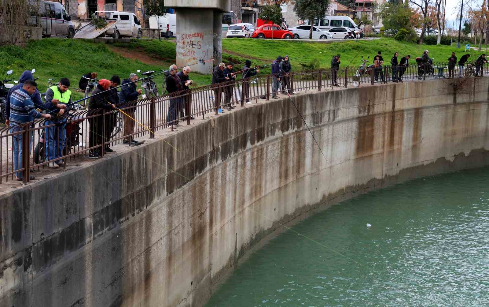 Baraj kapakları açıldı, onlarca balıkçı nehre akın etti
