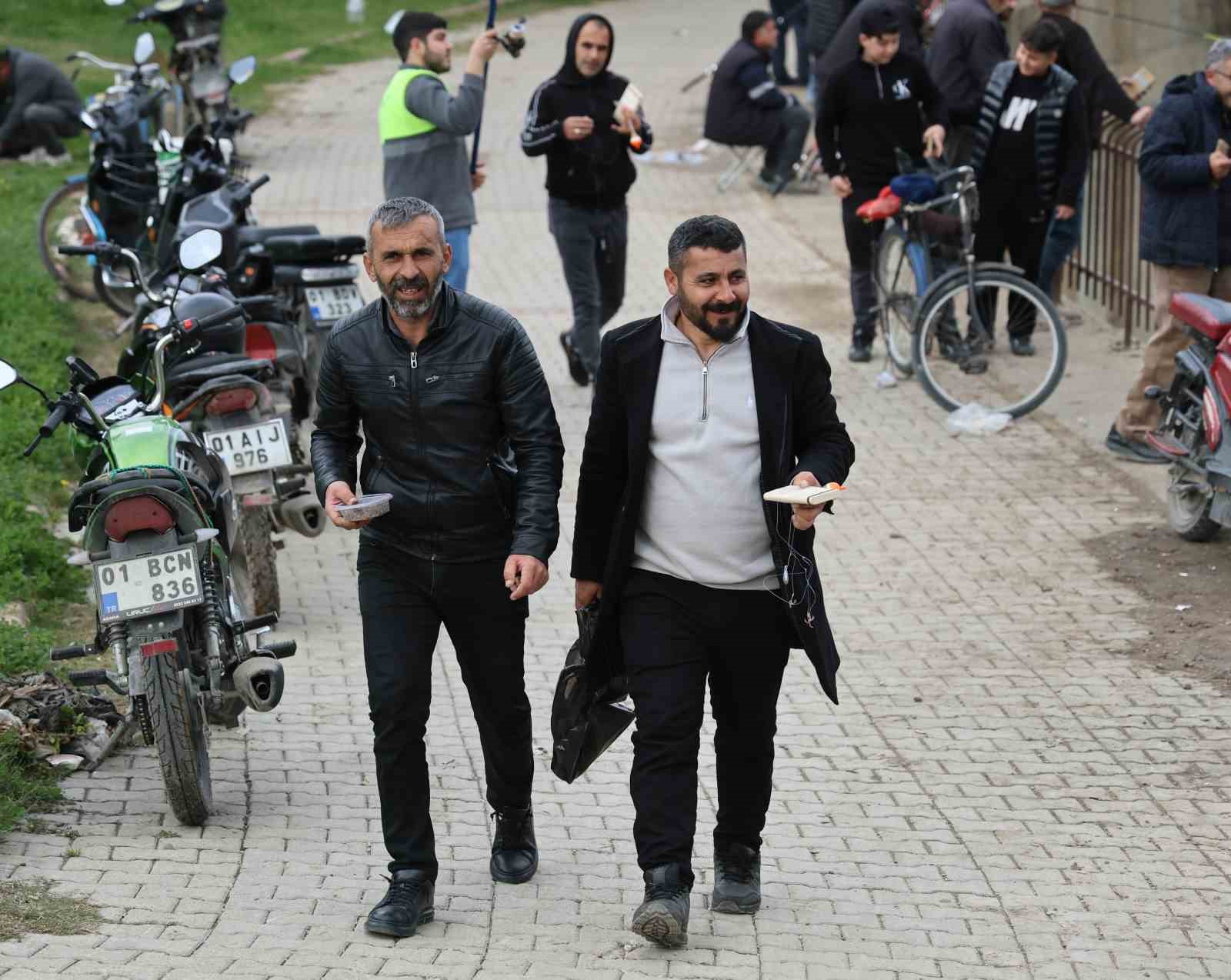 Baraj kapakları açıldı, onlarca balıkçı nehre akın etti
