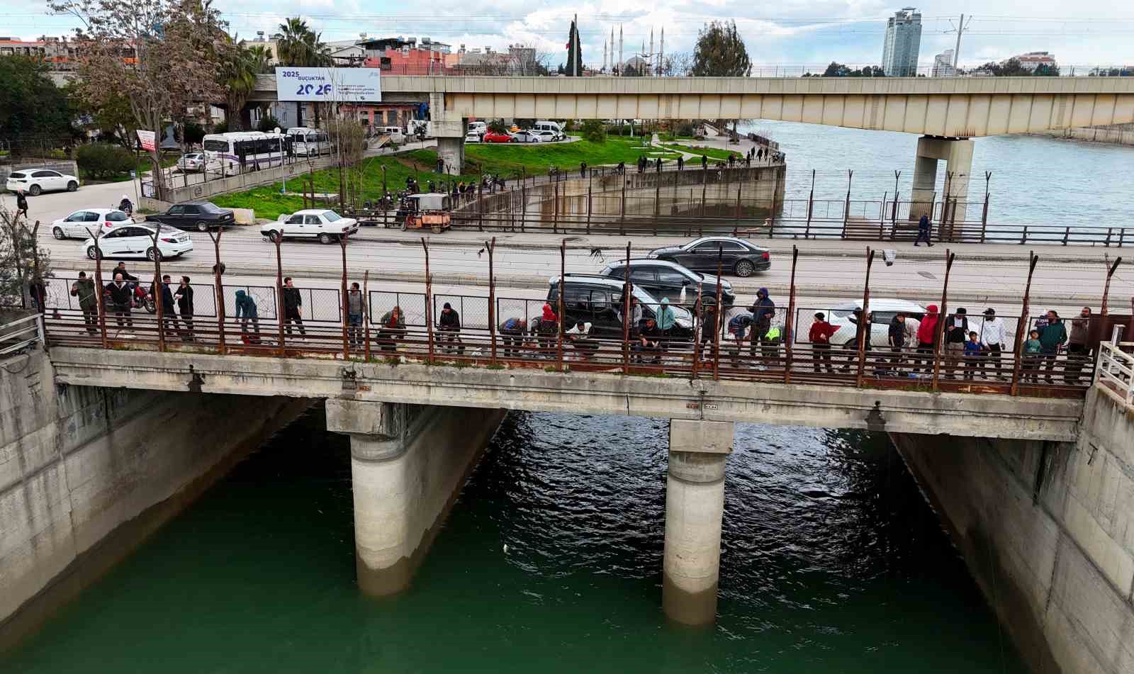 Baraj kapakları açıldı, onlarca balıkçı nehre akın etti
