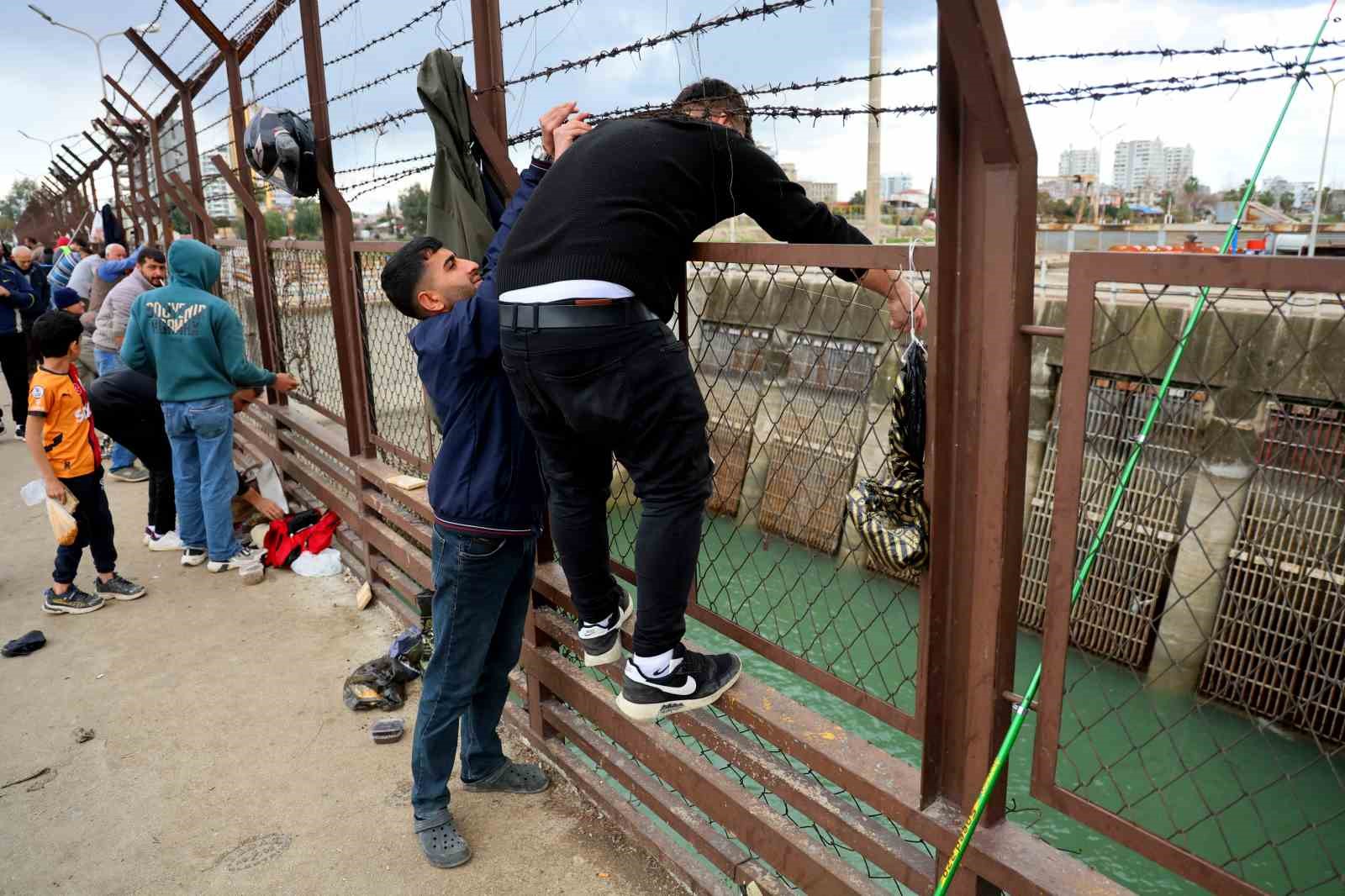 Baraj kapakları açıldı, onlarca balıkçı nehre akın etti
