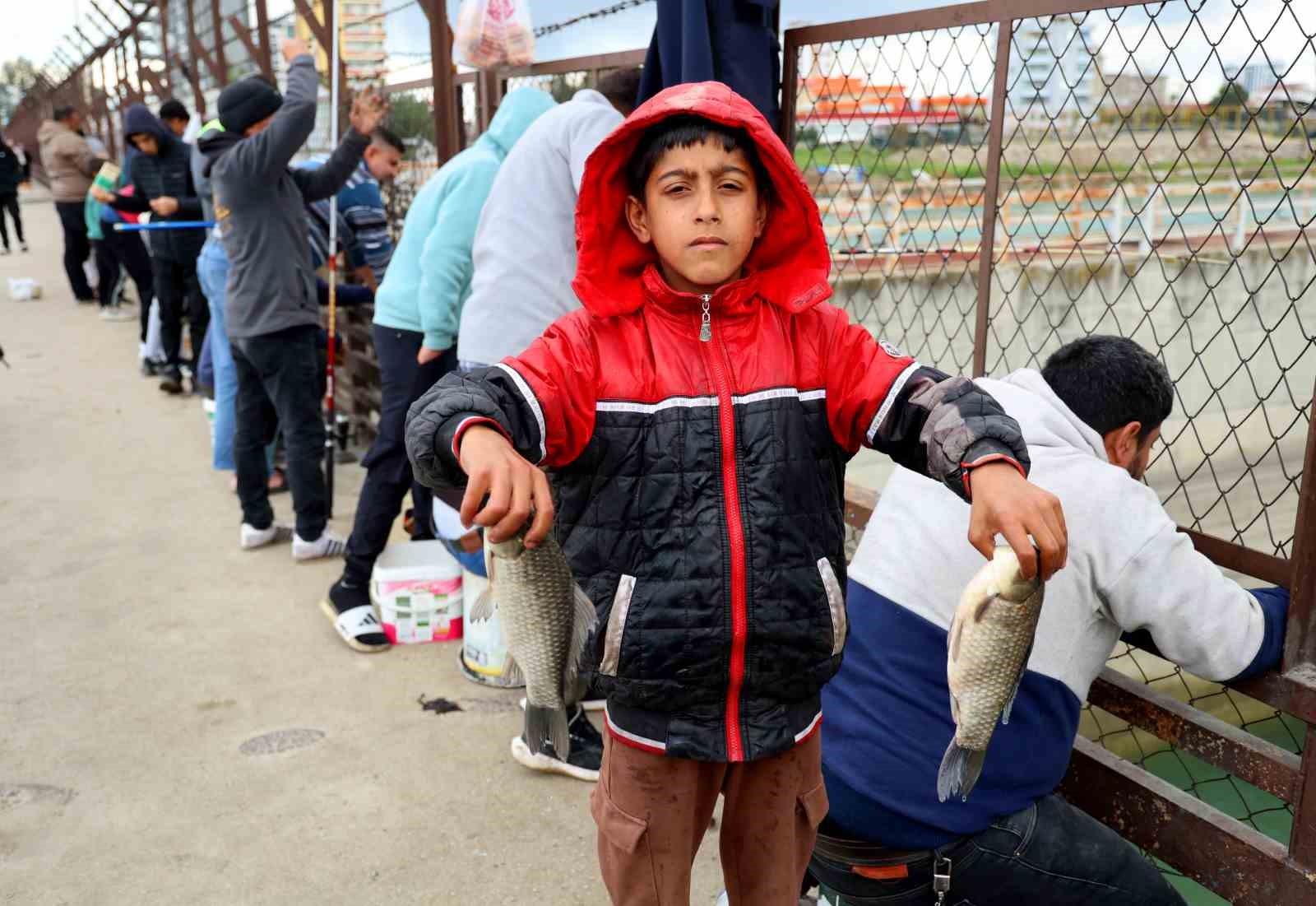 Baraj kapakları açıldı, onlarca balıkçı nehre akın etti
