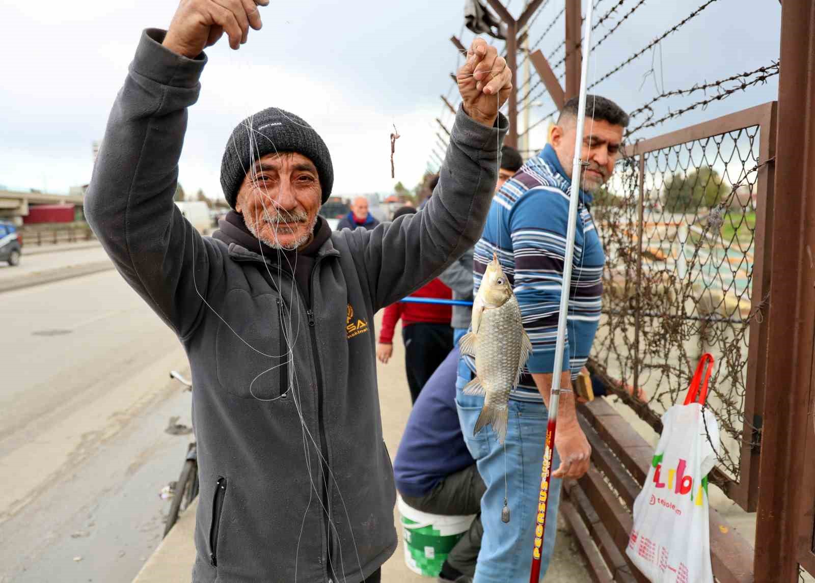 Baraj kapakları açıldı, onlarca balıkçı nehre akın etti
