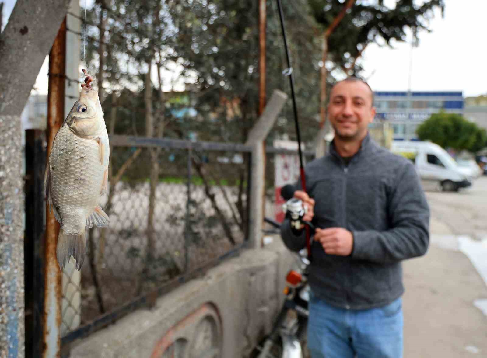 Baraj kapakları açıldı, onlarca balıkçı nehre akın etti
