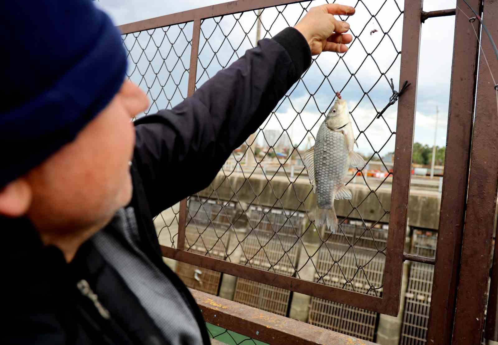 Baraj kapakları açıldı, onlarca balıkçı nehre akın etti

