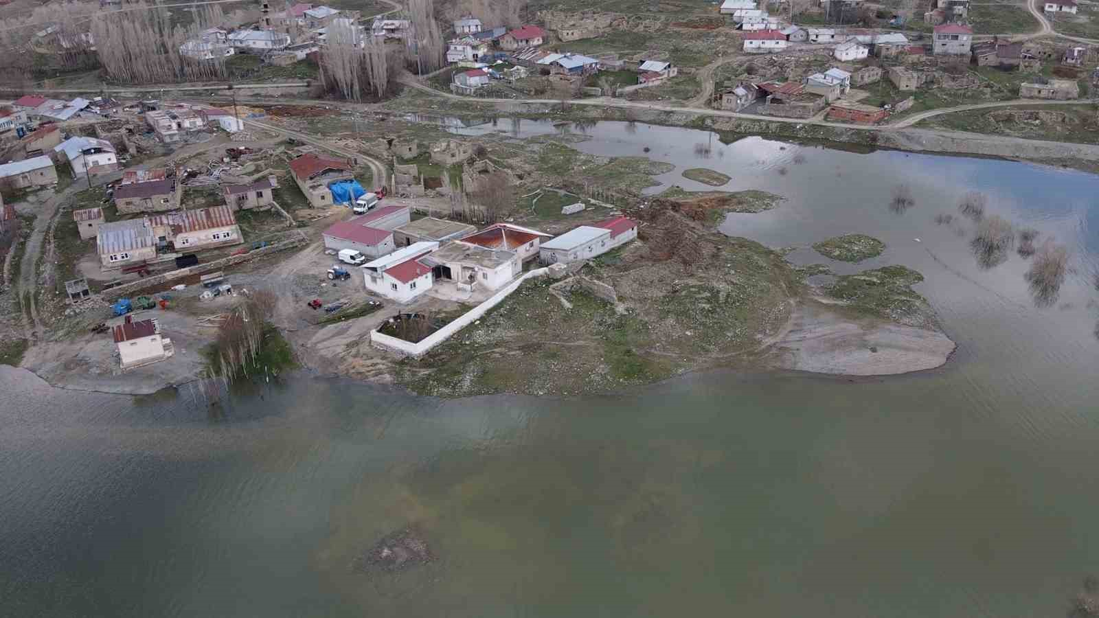 Baraj suları taştı, evler gölün ortasında kaldı
