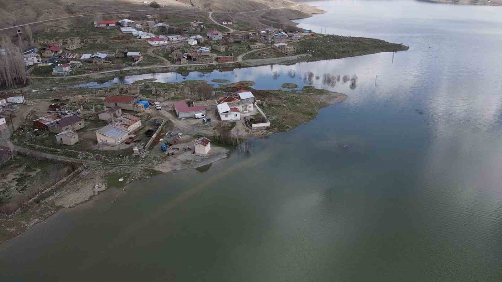 Baraj suları taştı, evler gölün ortasında kaldı
