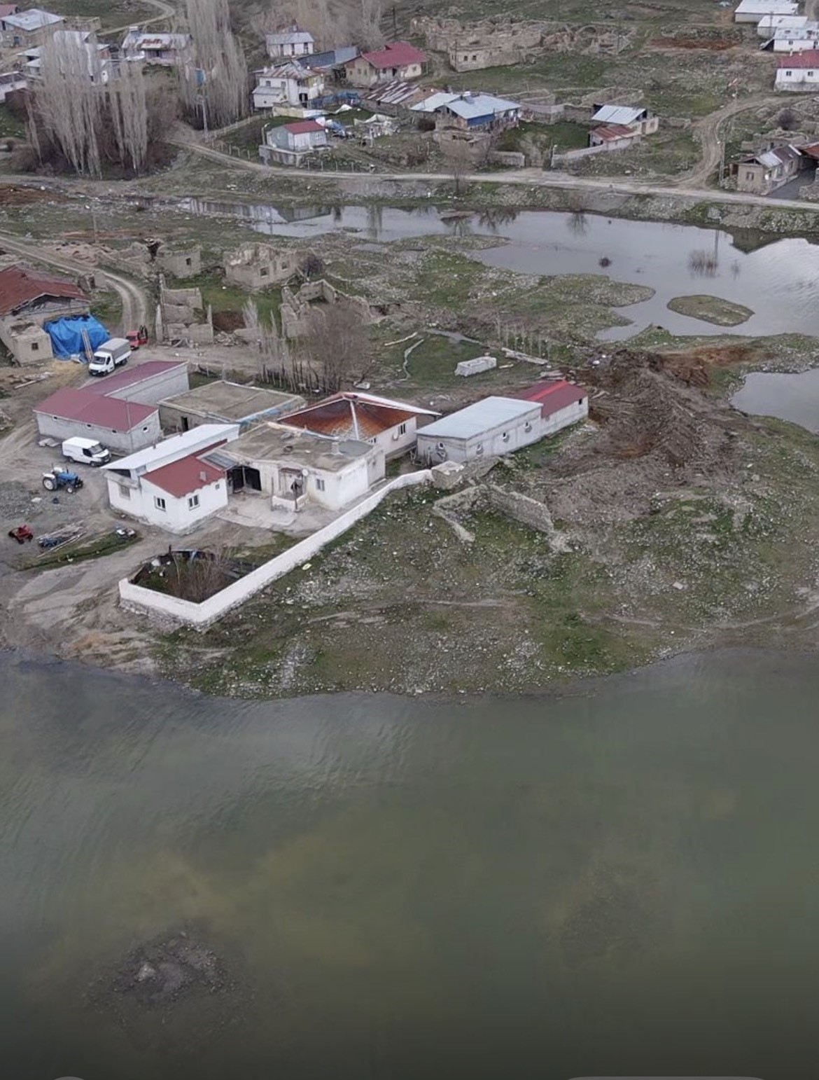 Baraj suları taştı, evler gölün ortasında kaldı
