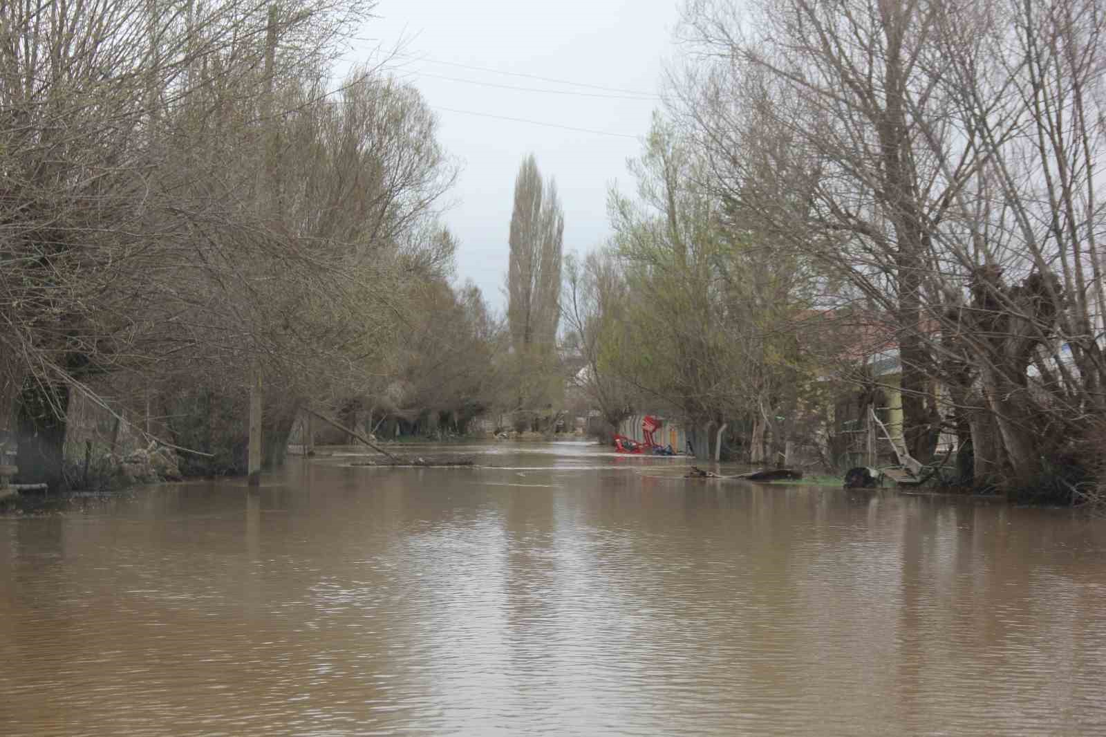 Baraj taştı, köy tamamen sular altında kaldı
