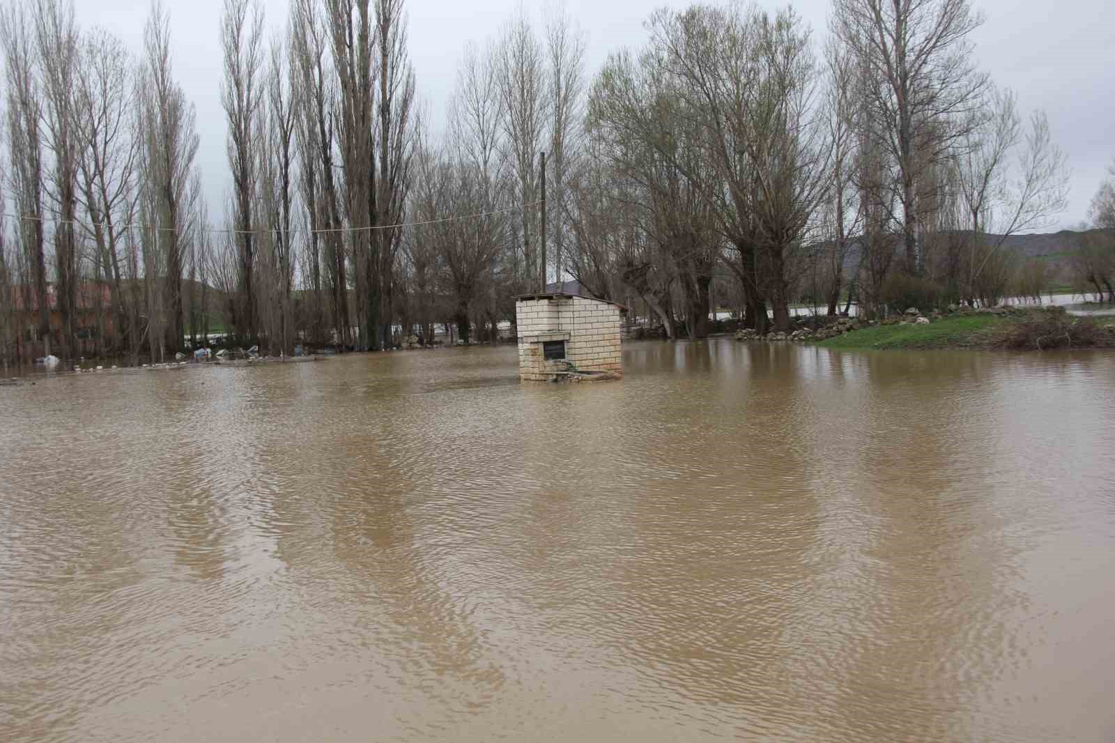 Baraj taştı, köy tamamen sular altında kaldı
