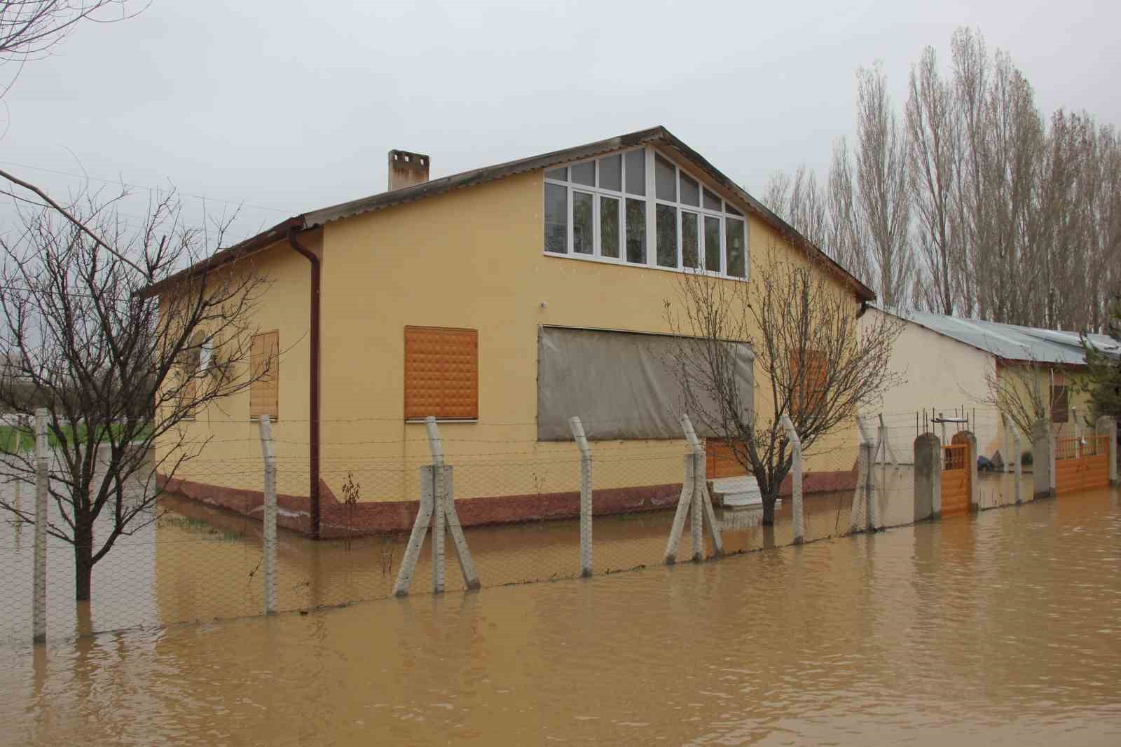 Baraj taştı, köy tamamen sular altında kaldı

