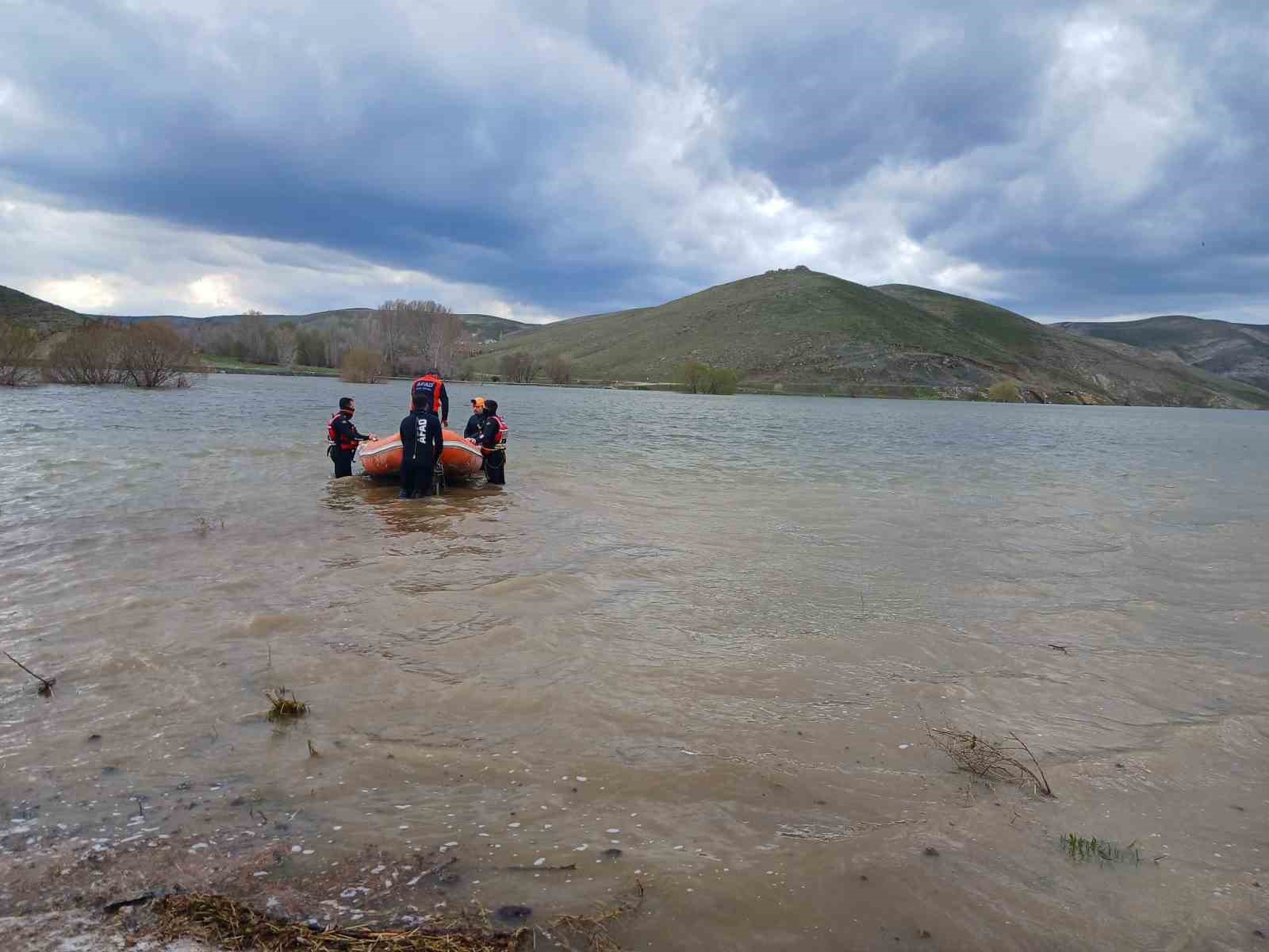 Barajda mahsur kalan ineği AFAD kurtardı
