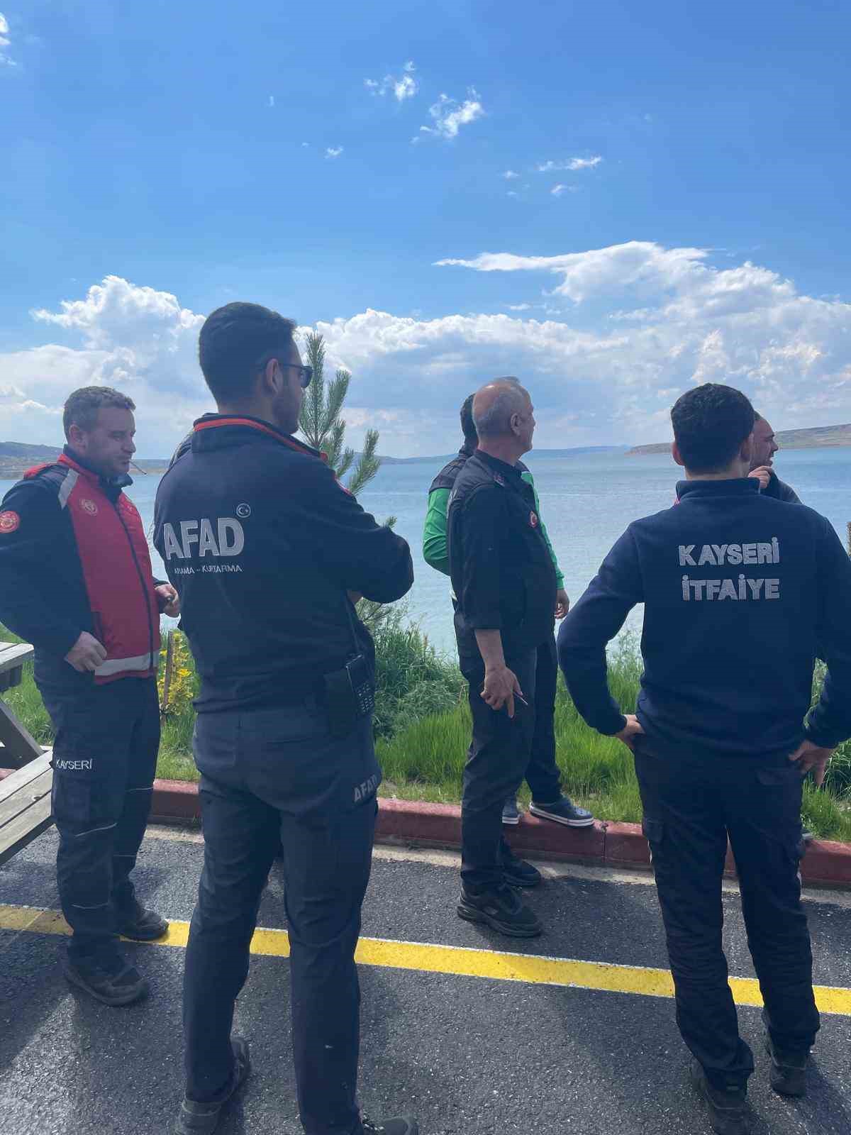 Barajda sörfleri alabora olan 2 kişi kurtarıldı
