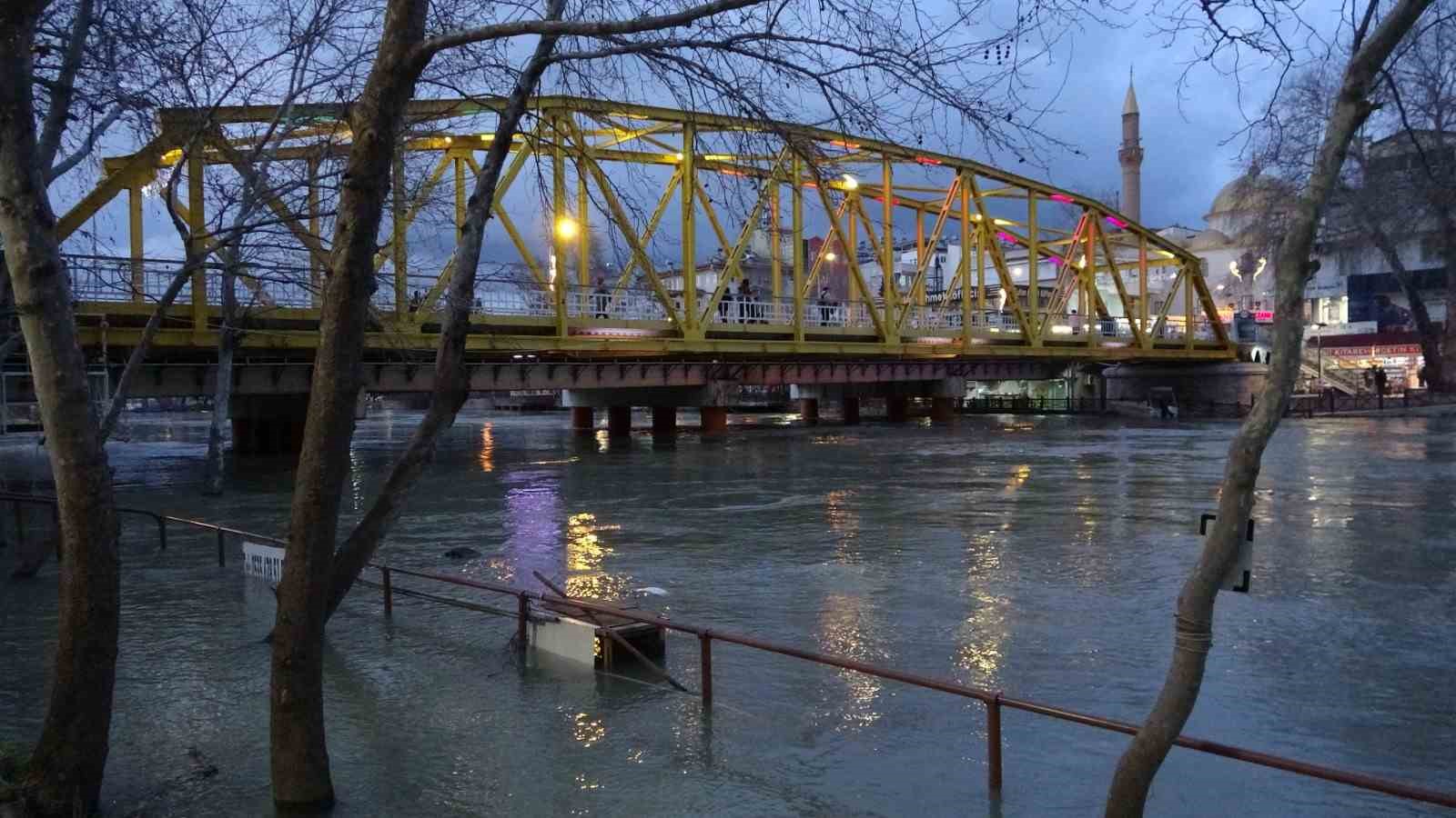 Barajlardan bırakılan su Manavgat Irmağı’ndaki su seviyesini yükseltti
