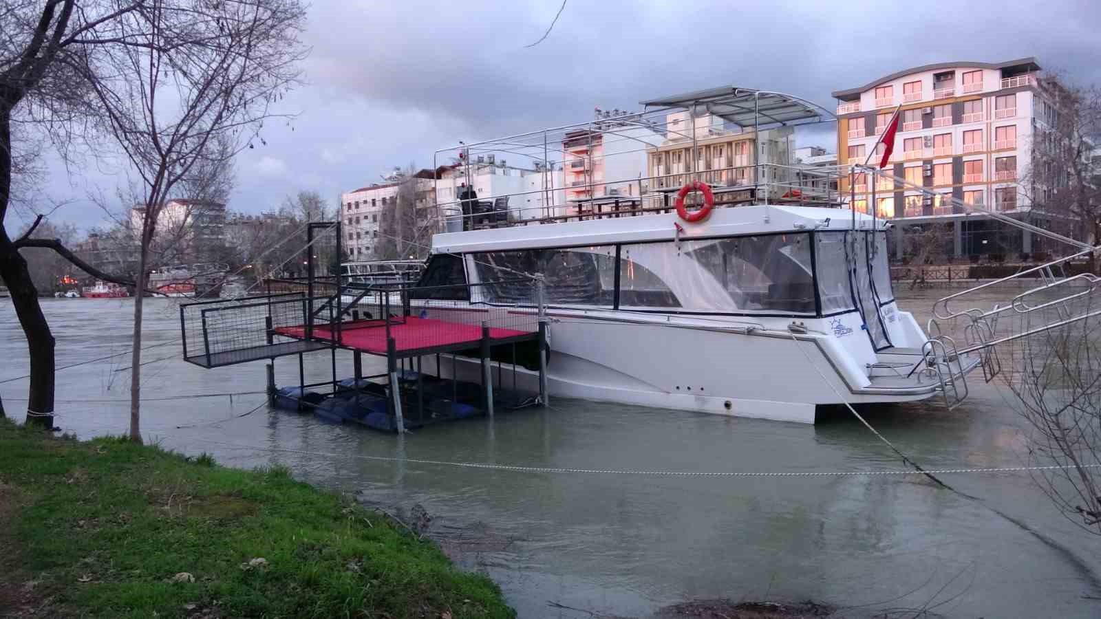 Barajlardan bırakılan su Manavgat Irmağı’ndaki su seviyesini yükseltti
